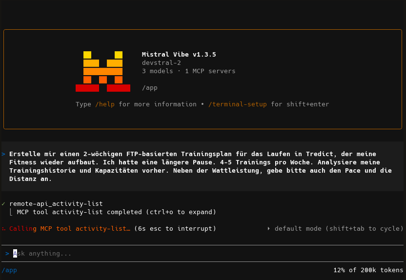 In Mistral Vibe wird ein Trainingsplan für das Laufen in Tredict erstellt.
